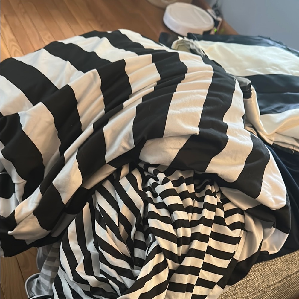 Full Size black and White Duvet Cover and 1 set of black Blk and White Curtains